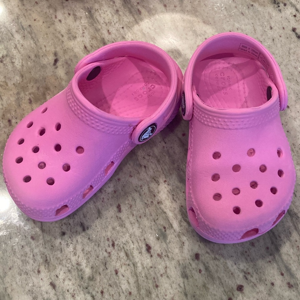 EUC Children’s Pink Crocs